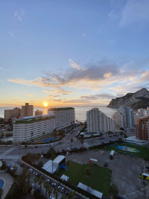 Blick vom Balkon auf das Meer und den beeindruckenden Felsen in Calpe