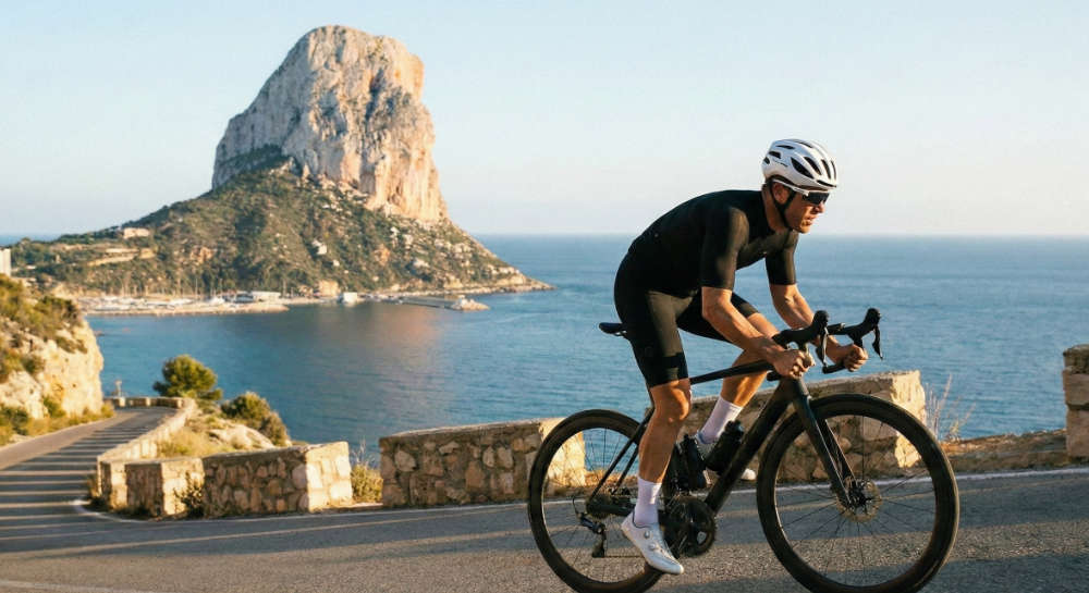 Rennradfahrer auf einem Mietrad in Calpe vor dem Penyal d'Ifac, passend zum Bike Verleih Vergleich