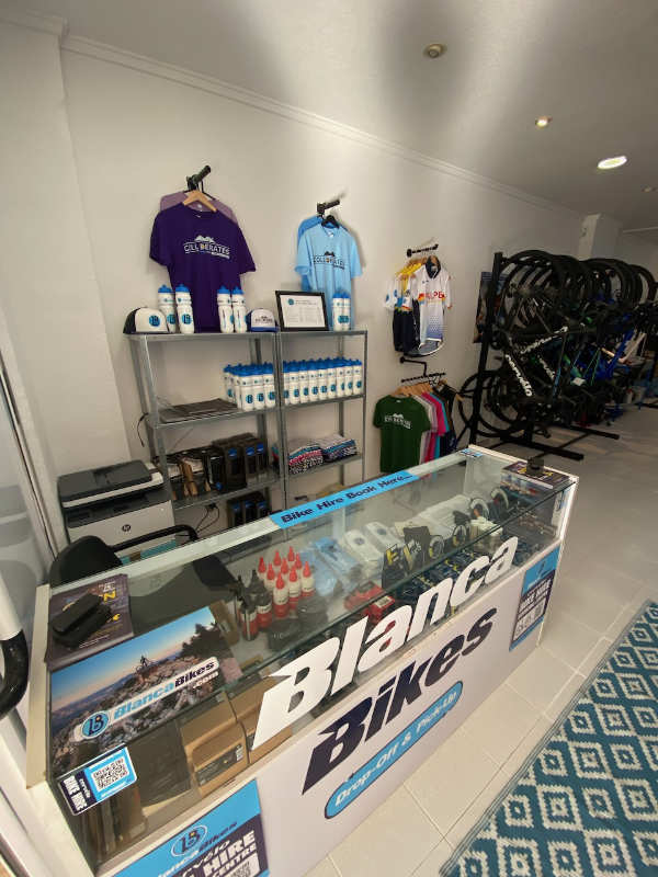 Neben der Rennradvermietung bekommst du bei Blanca Bikes allerhand nützliche Produkte rund um den Radsport