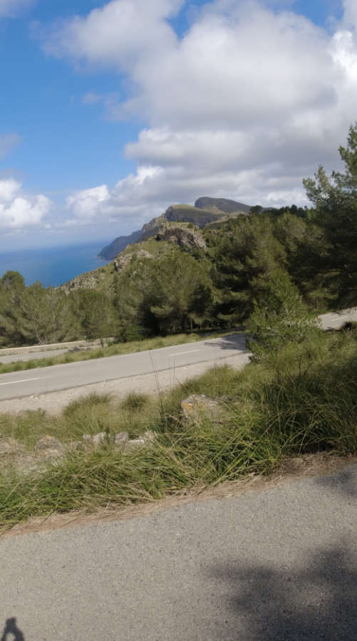 Sehr viele Serpentinen und ab der Hälfte der ständige Blick aufs Meer