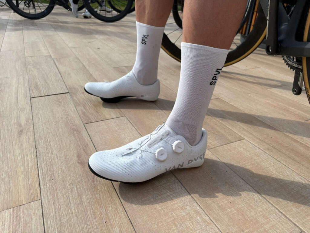 Wir haben den RCR-R Schuh in weiß von Van Rysel ausführlich getestet und sprechen über Steifigkeit, Tragekomfort und Gewicht