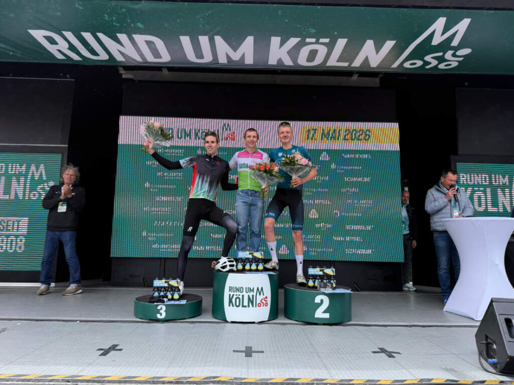 Leander Ihle (re.) auf dem Podium von Rund um Köln (Velodom 120)