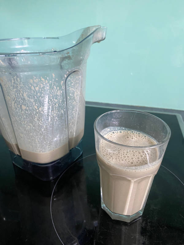 Fertig gemischter Drink mit einer Banane und Haferflocken